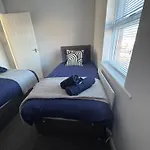 Apartamento Oakleigh Way, - 2 Bedroom, Sleeps 4, Fully Furnished *