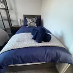 Apartamento Oakleigh Way, - 2 Bedroom, Sleeps 4, Fully Furnished *