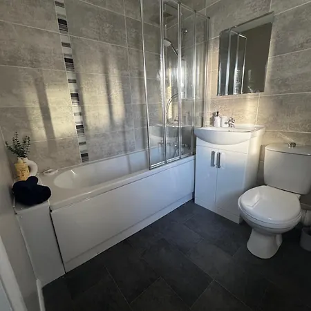 Oakleigh Way, - 2 Bedroom, Sleeps 4, Fully Furnished *