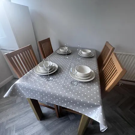 Oakleigh Way, - 2 Bedroom, Sleeps 4, Fully Furnished