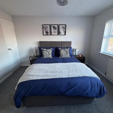 Oakleigh Way, - 2 Bedroom, Sleeps 4, Fully Furnished Apartment *