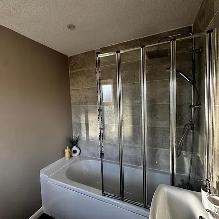 Oakleigh Way, - 2 Bedroom, Sleeps 4, Fully Furnished *