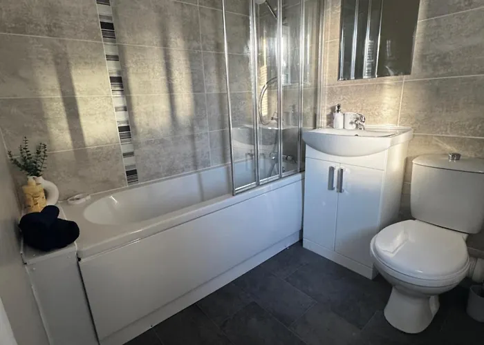 Oakleigh Way, - 2 Bedroom, Sleeps 4, Fully Furnished *