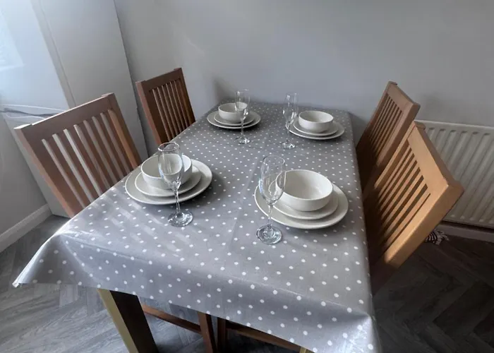 Oakleigh Way, - 2 Bedroom, Sleeps 4, Fully Furnished