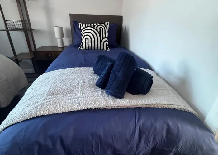 Apartment Oakleigh Way, - 2 Bedroom, Sleeps 4, Fully Furnished *