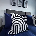 아파트 Oakleigh Way, - 2 Bedroom, Sleeps 4, Fully Furnished *