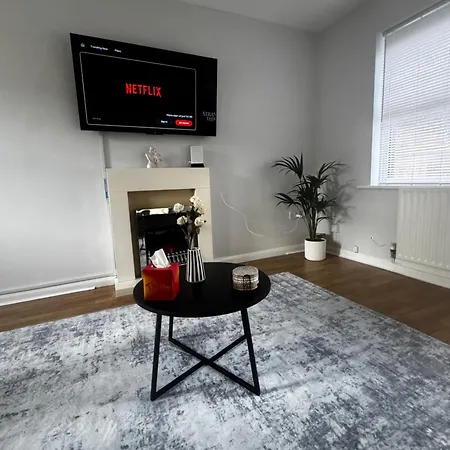 Oakleigh Way, - 2 Bedroom, Sleeps 4, Fully Furnished شقة