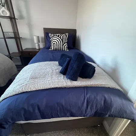 Apartment Oakleigh Way, - 2 Bedroom, Sleeps 4, Fully Furnished *