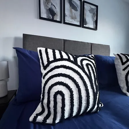Apartment Oakleigh Way, - 2 Bedroom, Sleeps 4, Fully Furnished *
